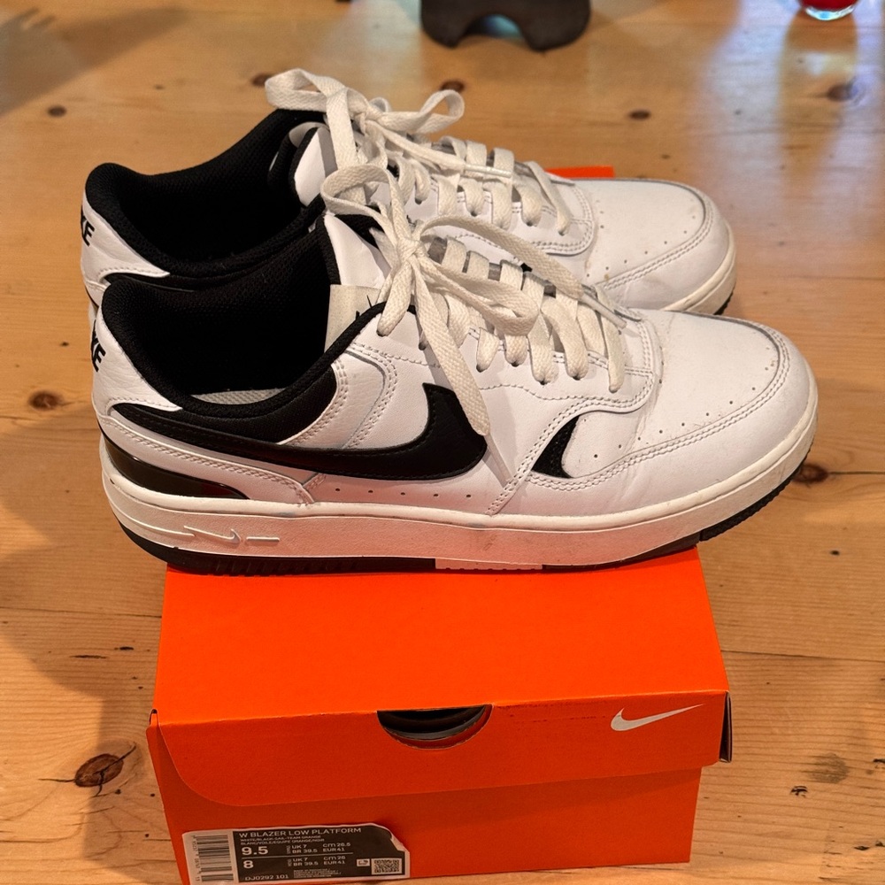 Nike Gamma Force Sneakers Size 9.5 Women Black White EUC
